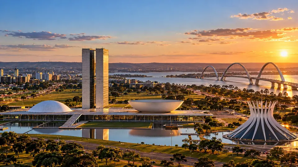 Brasília ao pôr do sol, com o Congresso Nacional, a Catedral e a Ponte JK