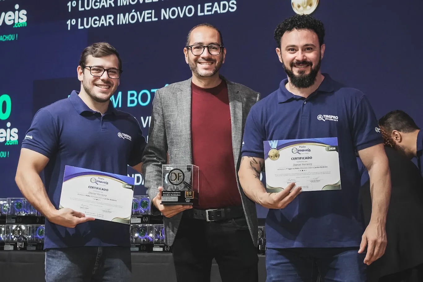 Daniel Ferreira (ao centro) com o troféu de 1º lugar do Pódio DFimóveis 2026 no Jardim Botânico