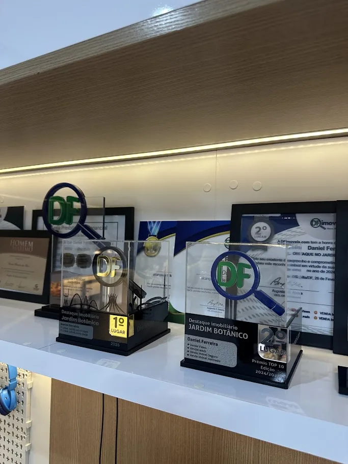 Troféus de Destaque Imobiliário Jardim Botânico expostos no escritório